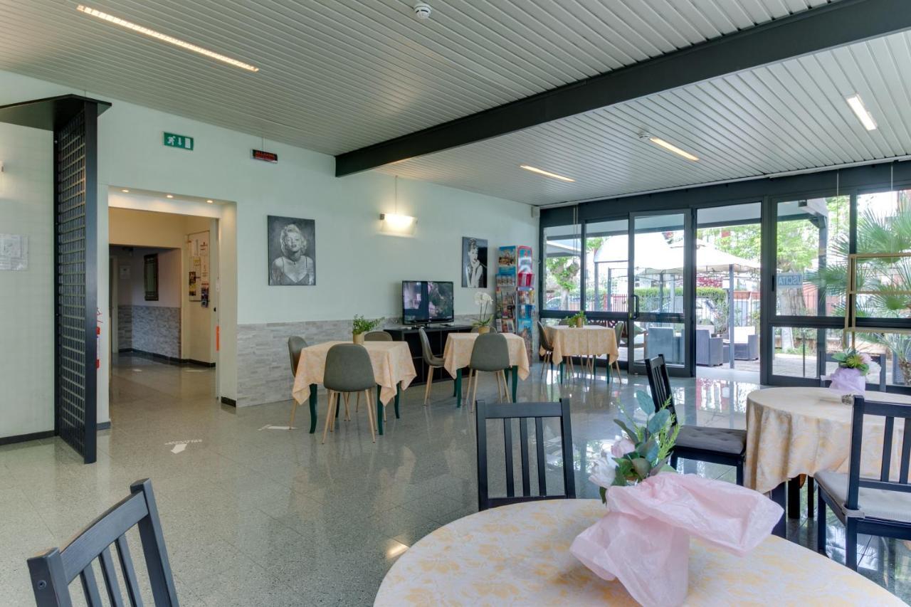 Hotel Villa Merope Римини Экстерьер фото